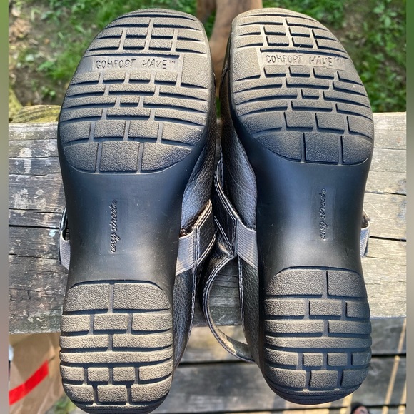 PERFECT CONDITION!! Pewter color, Easy Street Comfort Wave shoes, women size 7W - Picture 3 of 3